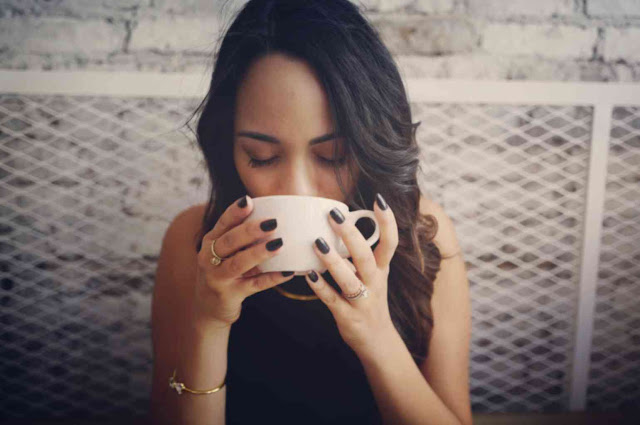 Does coffee on an empty stomach raise cortisol?